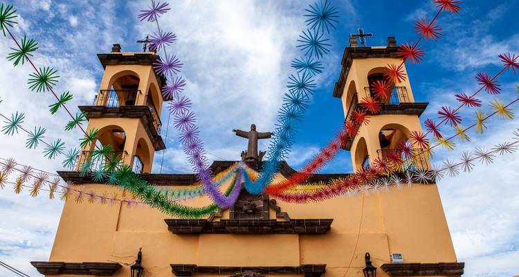 Kerk versierd met kleurrijke festivaldecoraties.
