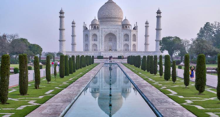Taj Mahal met zijn reflectie in de siervijver.