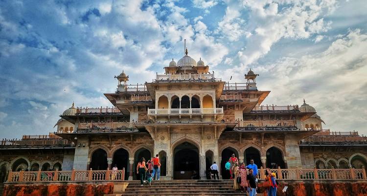 Edificio ornamentado en Jaipur con gente en la entrada.