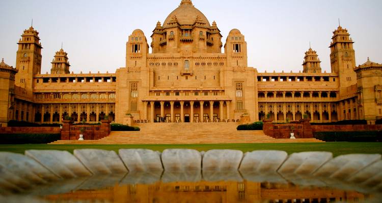 Umaid Bhawan Palace in Jodhpur met een reflectiebad.