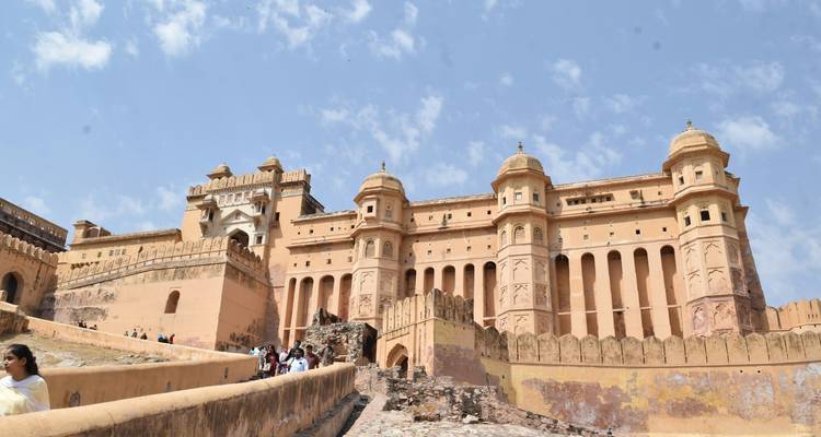 Amber Fort met toeristen die wandelen op een zonnige dag.