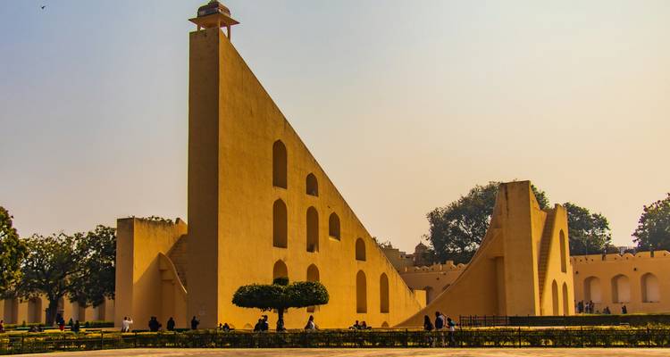 Het Jantar Mantar observatorium met toeristen eromheen.