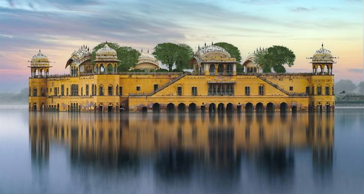 De Jal Mahal drijvend in het midden van een kalm meer.