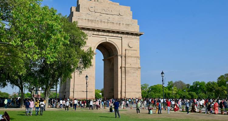 India Gate met een grote menigte bezoekers.