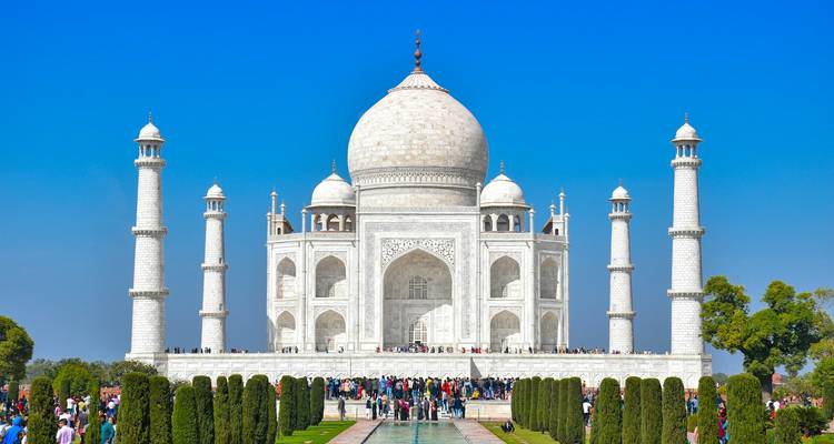 Blick auf das Taj Mahal mit Touristen rund um das Monument.