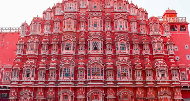 Hawa Mahal, der berühmte Palast aus rosa Sandstein in Jaipur.