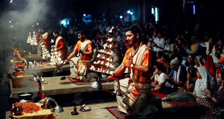 Avondceremonie bij de rivier met priesters en toeschouwers.