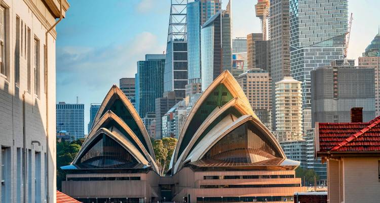 Uitzicht op het Sydney Opera House en de skyline van de stad.