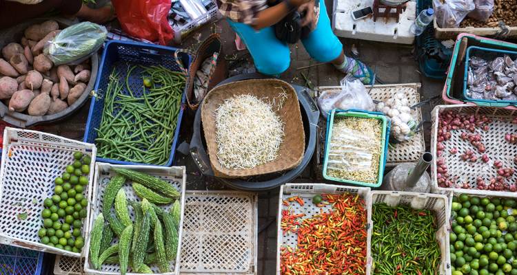 Marktstand met groenten en fruit.