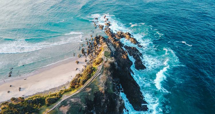 Luchtfoto van kustlijn met rotsformatie.