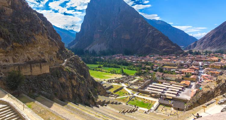 Vista de un pueblo histórico con montañas al fondo.