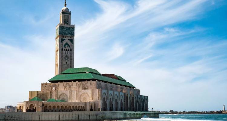 Majestätische Moschee am Meer mit einem hoch aufragenden Minarett.
