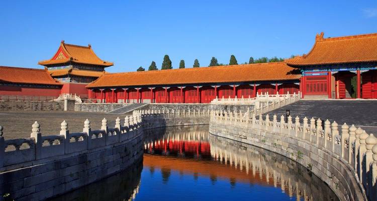 Klassische chinesische Palastarchitektur mit roten Mauern und verzierten Dachvorsprüngen.