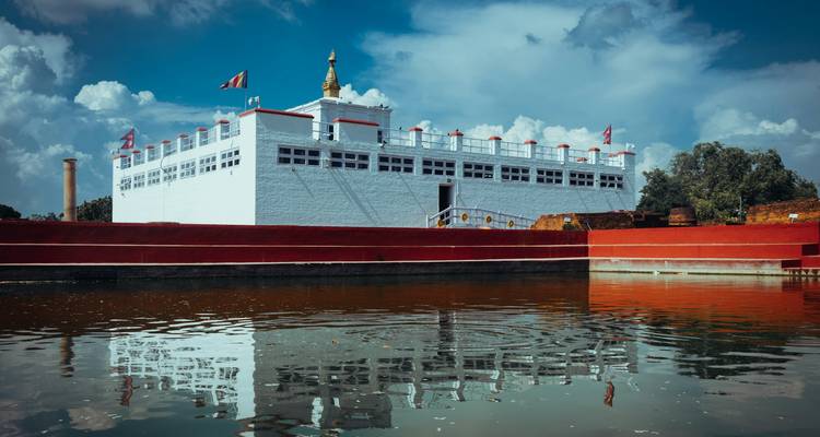 Lumbini-Tempel mit Spiegelung im Wasser.