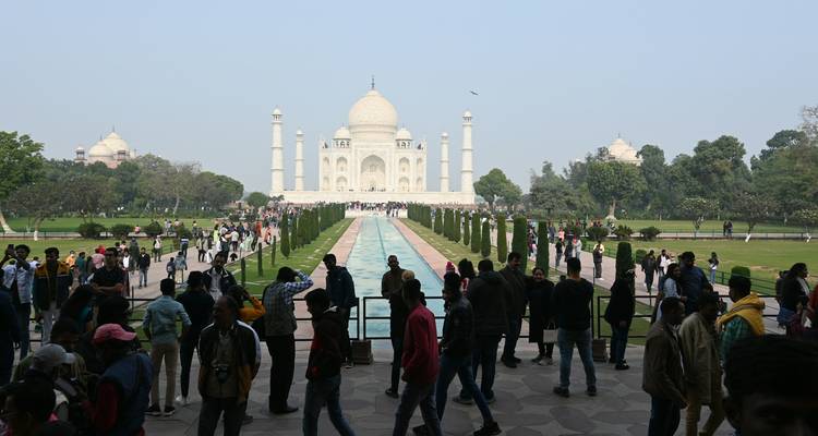 De Taj Mahal met bezoekers op de voorgrond.