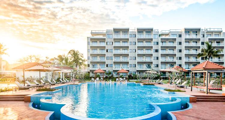 Resort con piscina y arquitectura moderna.