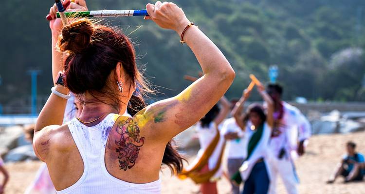Des gens célébrant Holi avec des poudres colorées.