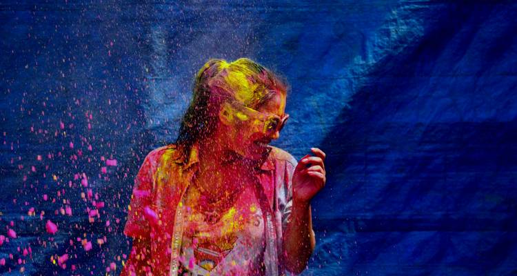 Personne recouverte de poudre colorée pendant Holi.
