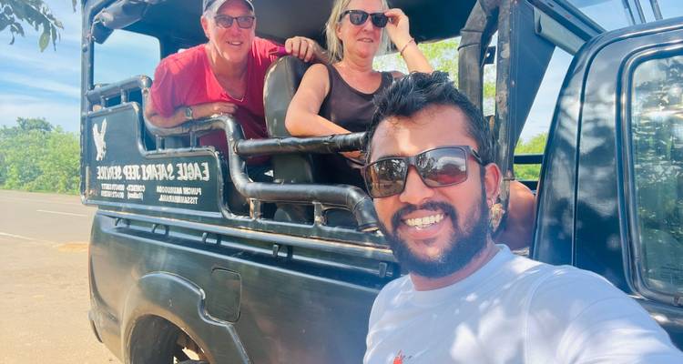 Un grupo en un vehículo de safari.