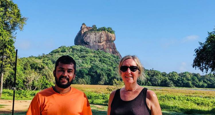 Dos personas frente a la Roca de Sigiriya.