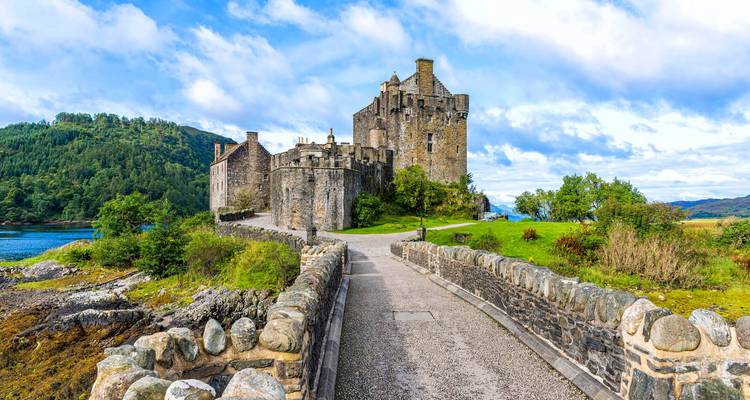 Blick auf Eilean Donan Castle an einem bewölkten Tag.