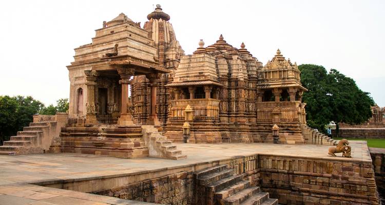 Eine weite Ansicht eines historischen Tempels mit Stufen, die zum Eingang hinaufführen.