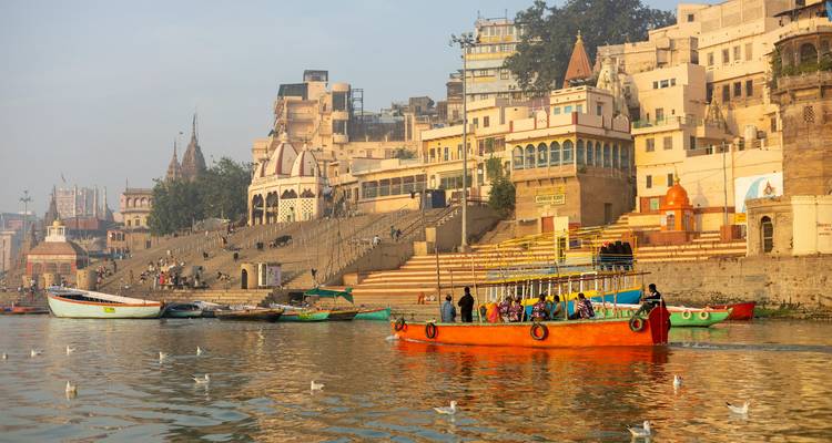 Boten op de rivier met kleurrijke gebouwen in Varanasi.