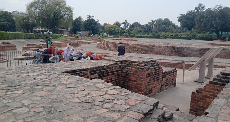 Toeristen die een oude geometrische baksteensite bezoeken.
