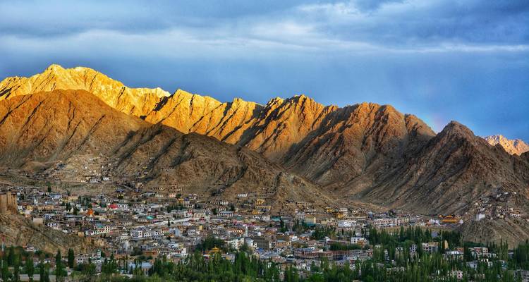 Vista panorámica de la ciudad de Leh enclavada entre montañas.