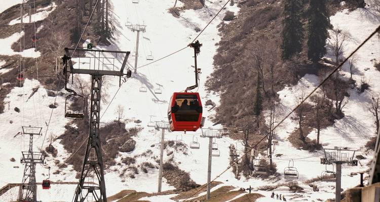 Teleféricos sobre laderas cubiertas de nieve.