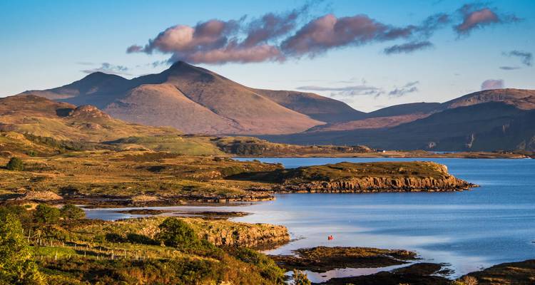 Schilderachtig uitzicht op een meer met bergen op de achtergrond.