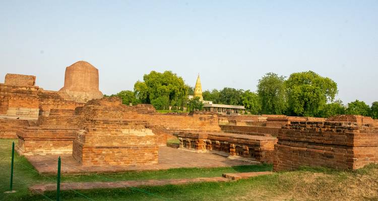 Oude bakstenen ruïnes in een weelderig landschap.