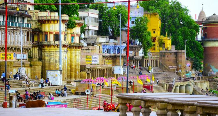 Kleurrijke gebouwen en activiteit langs de rivieroever.
