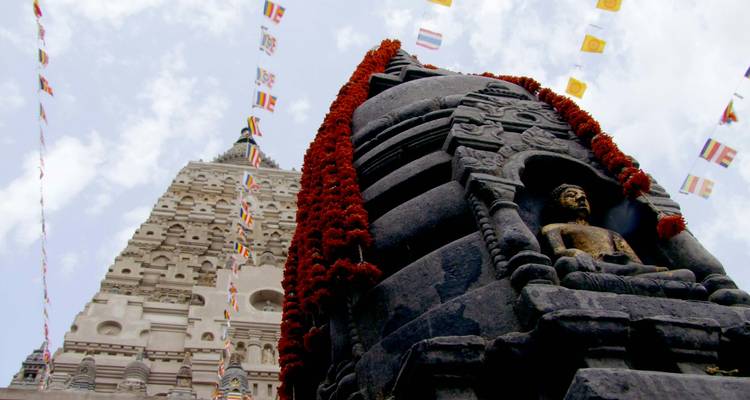 Zicht op een tempel met een Boeddhabeeld en gebedsvlaggen, heldere dag