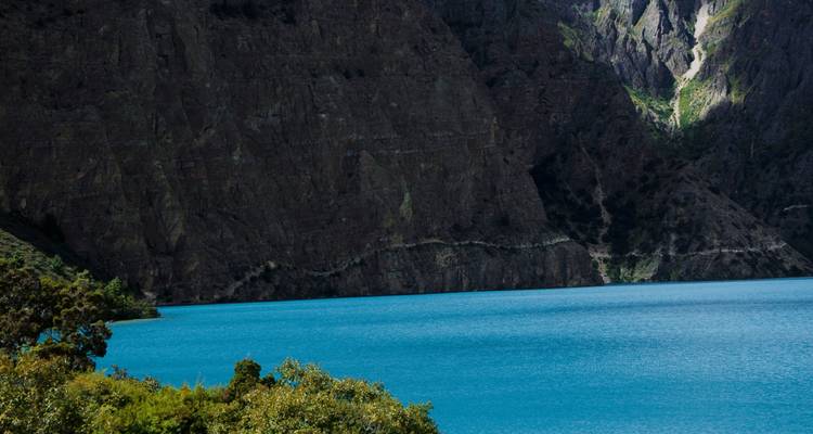 Lac de montagne entouré de falaises.