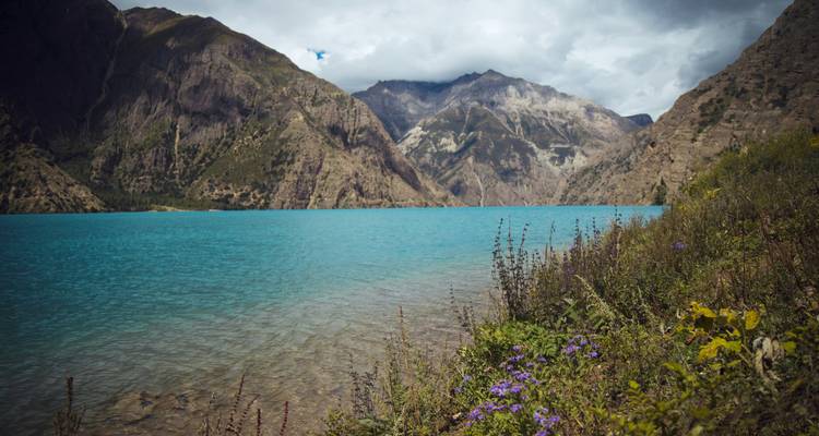 Lac tranquille avec des montagnes en arrière-plan.