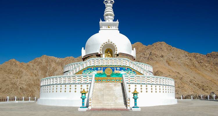 De Shanti Stupa, een witkoepelagtige chorten in Leh, onder een heldere blauwe hemel.