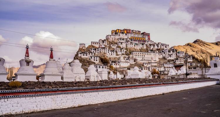 Thiksey Klooster gelegen op een heuvel met stupa's op de voorgrond.