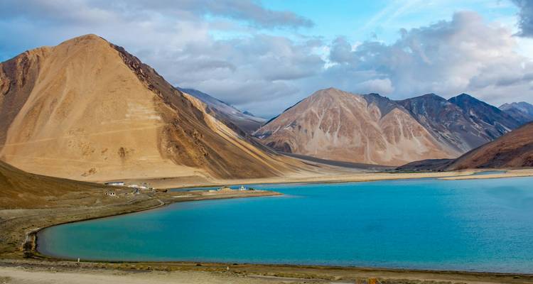 Pangong Tso-meer met omringende bergen die reflecteren in het water.