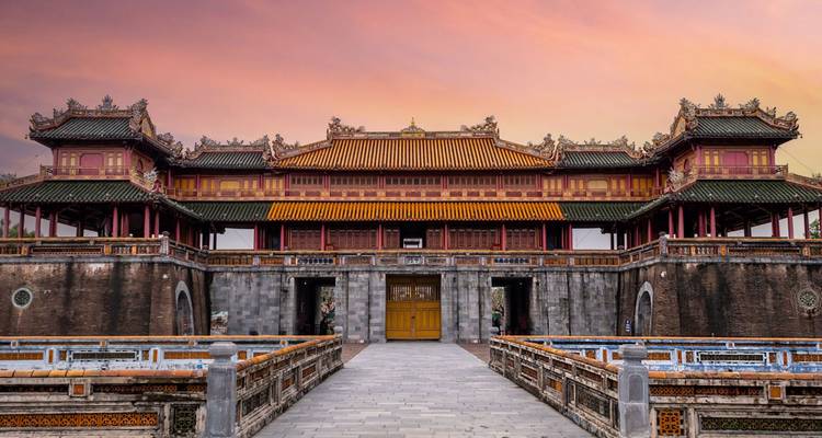 Majestueus historisch paleis met een levendige roze lucht.
