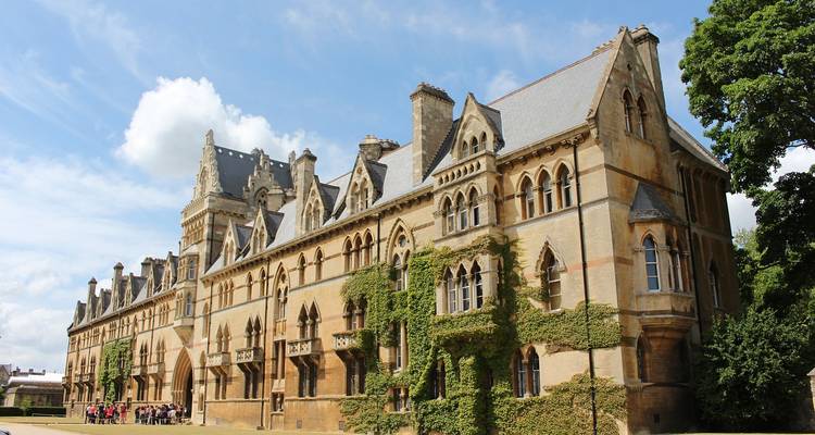 Historisches Steingebäude mit efeubedeckten Mauern.