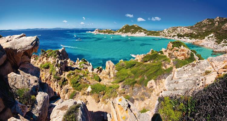 Une vue panoramique d'une côte rocheuse et d'une eau turquoise.
