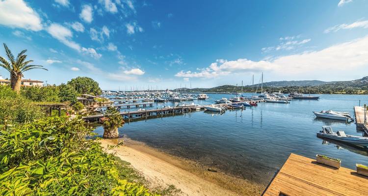 Une marina avec des yachts et un ciel bleu clair en arrière-plan.