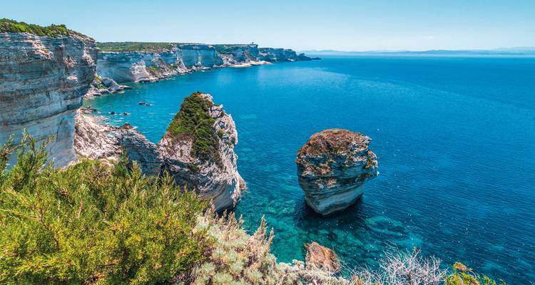 Acantilados costeros pintorescos con agua azul cristalina.