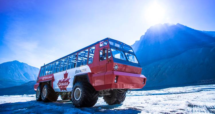 Ein rotes Eis-Erkundungsfahrzeug auf der Oberfläche eines Gletschers.