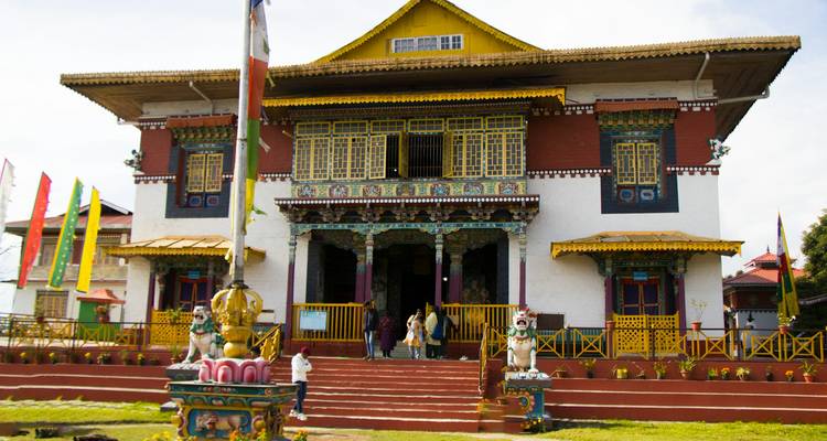 Un monasterio colorido con arquitectura intrincada.