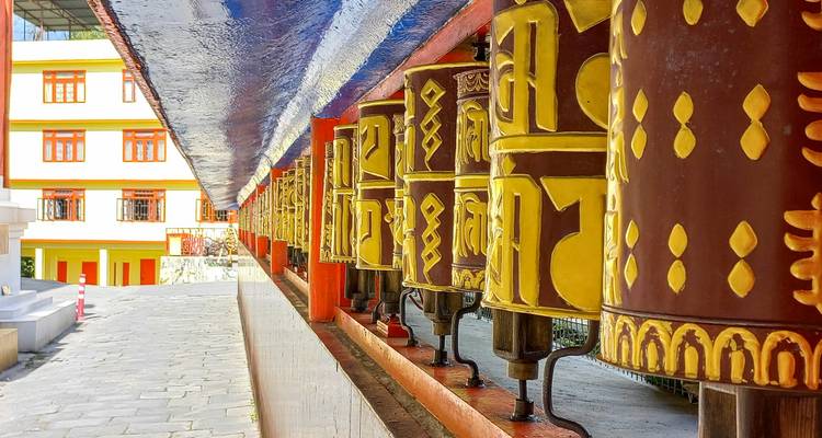 Rangée de moulins à prières dans un monastère.