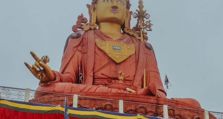 Grande statue de Padmasambhava dans un monastère.