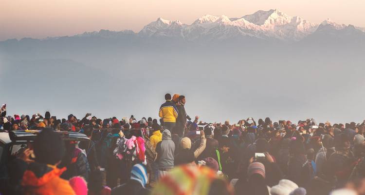 La foule s'est rassemblée pour regarder le lever du soleil sur les sommets de l'Himalaya.