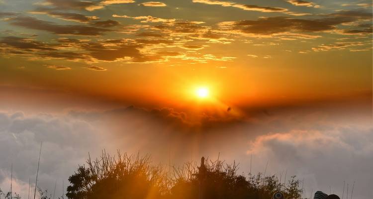 Magnifique lever de soleil avec des rayons qui brillent à travers les nuages.